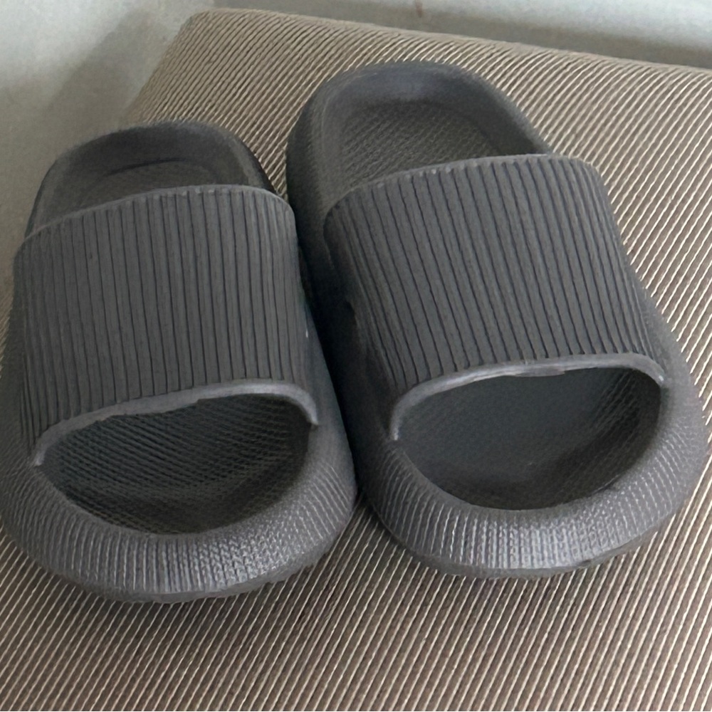 Shower Shoes Dorm Slide Sandals Gray Pool Shower Sandals US Women’s Size 9